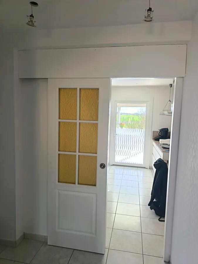 Couloir après peinture — vue WC, blanc lumineux