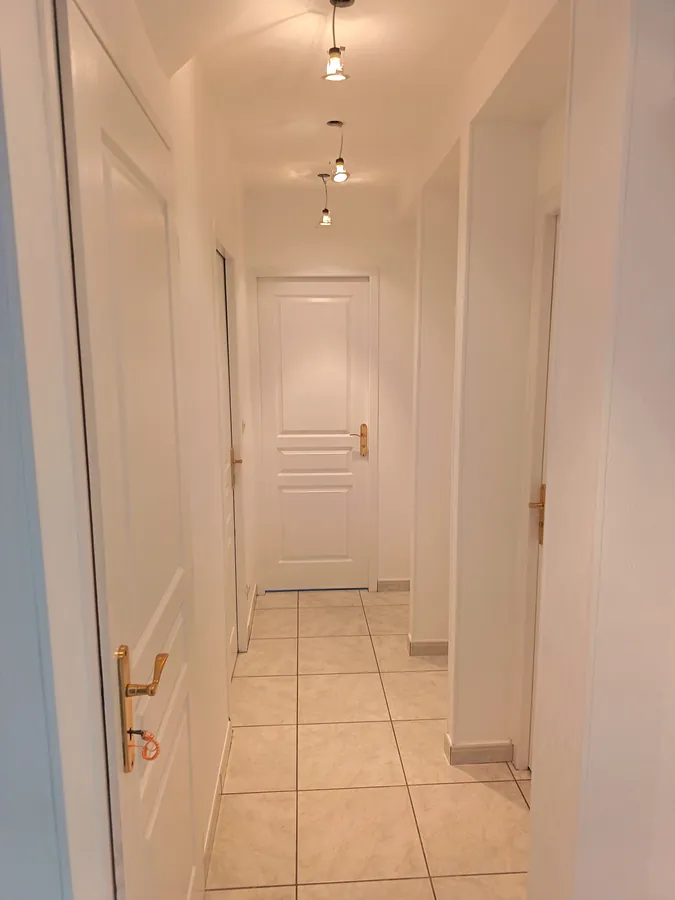 Couloir après peinture — blanc uniforme, finition impeccable