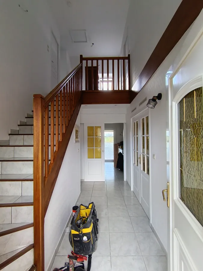 Escalier après peinture — blanc mat, rendu propre