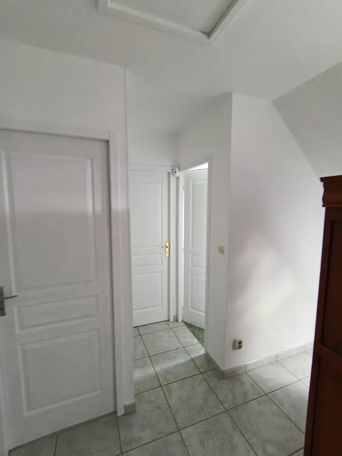 Couloir haut après peinture — blanc uniforme