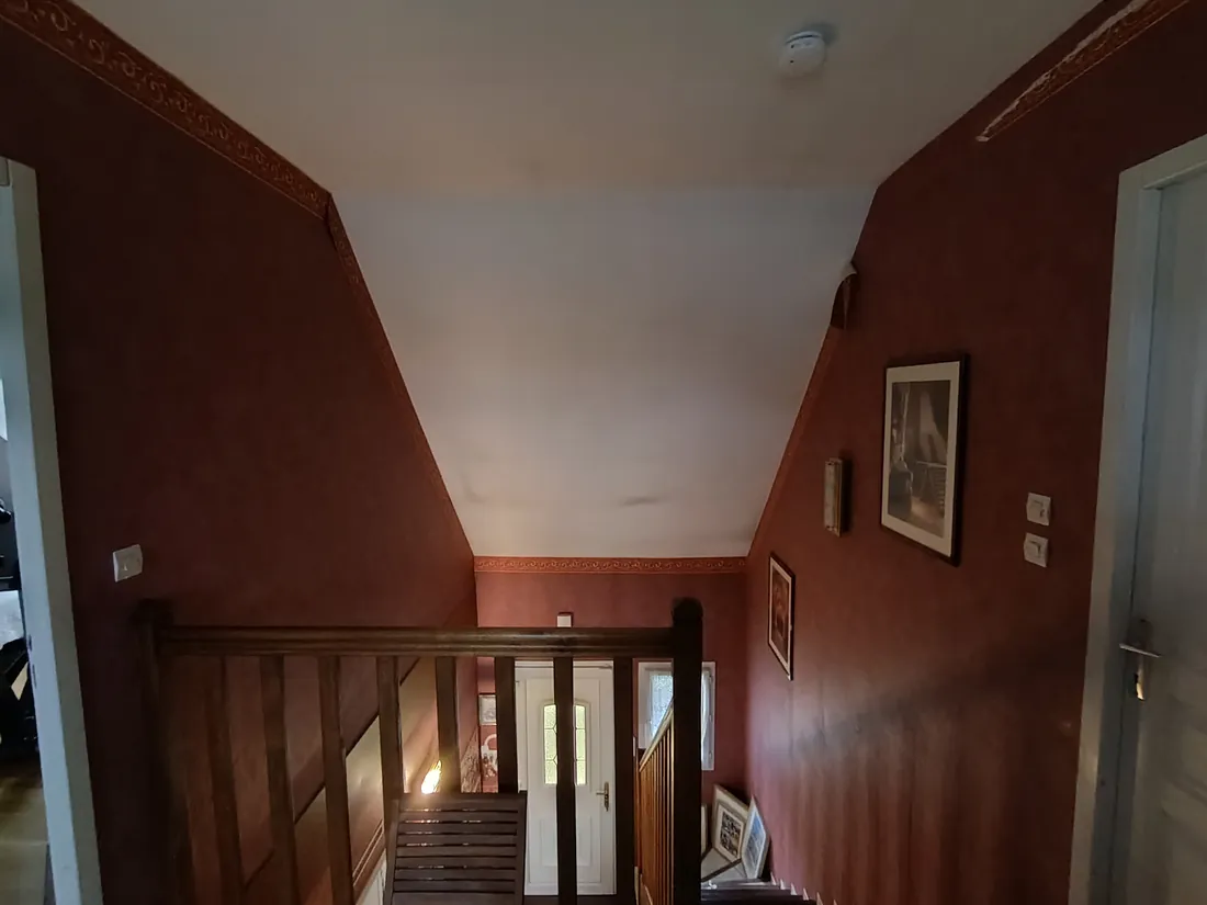 Couloir avant travaux — murs bordeaux dans maison individuelle dans le Loiret
