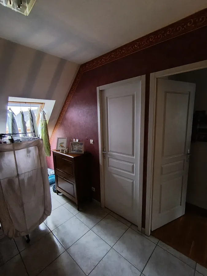Palier haut avant travaux — couleur sombre et armoire