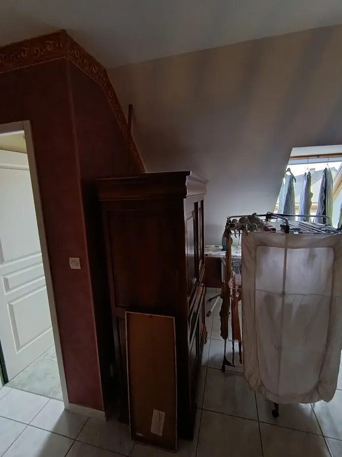 Cage d'escalier avant travaux — murs bordeaux