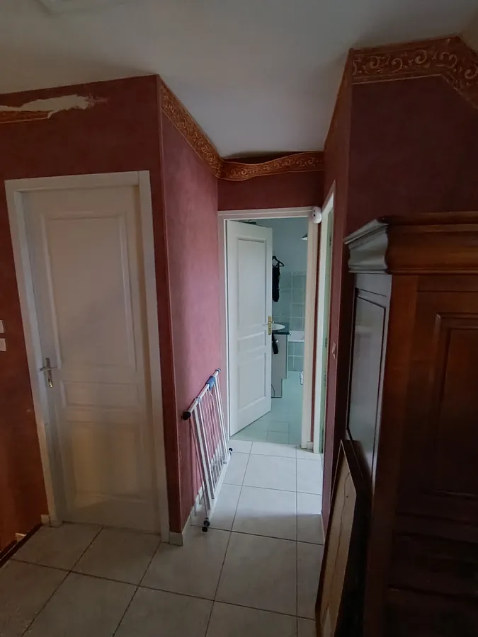Couloir haut avant peinture — vue salle de bain