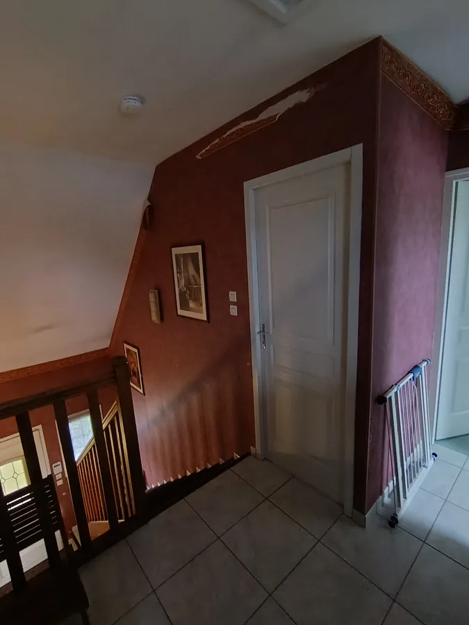Couloir avant peinture — teinte sombre, maison dans le Loiret