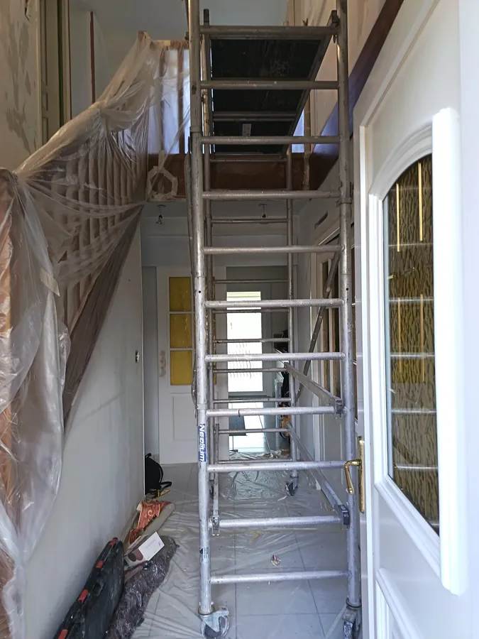 Peinture du couloir en cours — chantier CASA RENOV 45 dans le Loiret