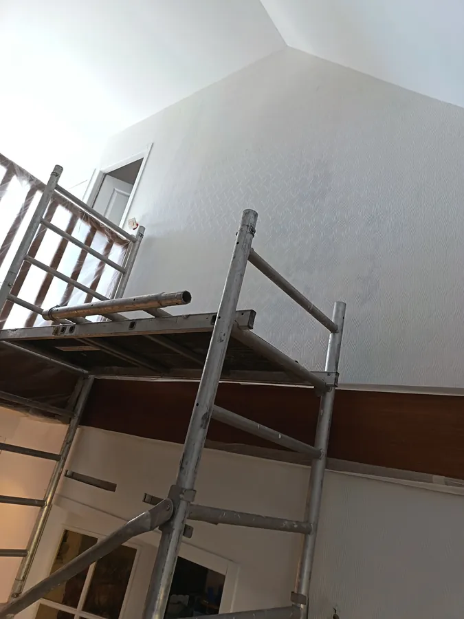 Traitement des murs en cours — chantier peinture intérieure dans le Loiret