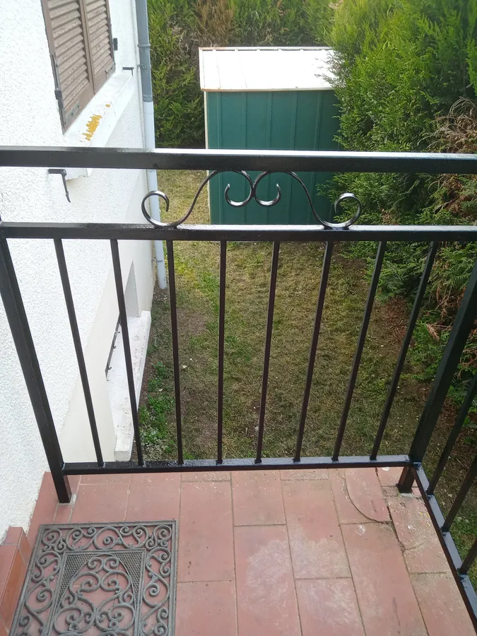 Rambarde et escalier extérieur après travaux — aspect neuf
