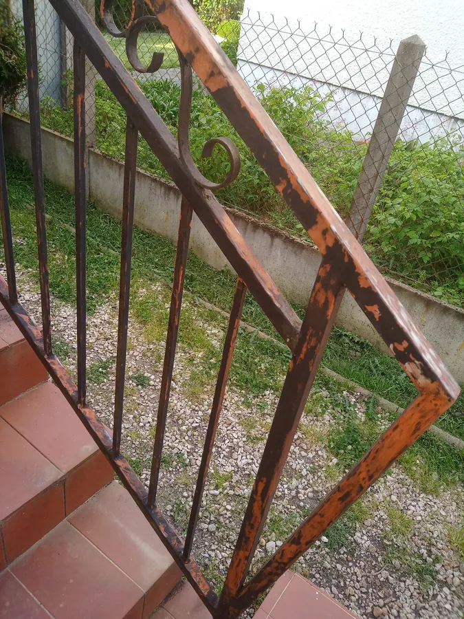 Rambarde extérieure avant travaux — fer forgé rouillé et peinture écaillée