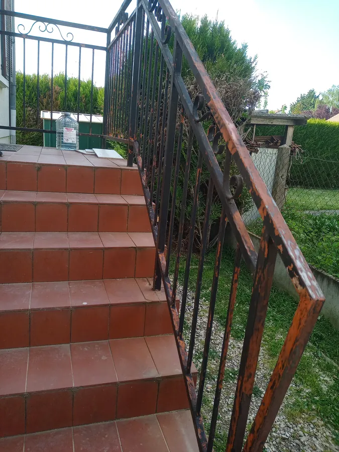 Rambarde fer forgé avant travaux — oxydation et peinture dégradée