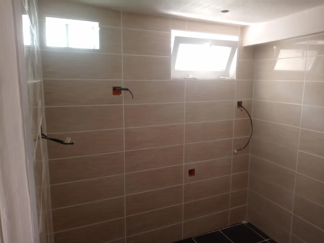 Salle de bain rénovée à Ormes — carrelage sol et faïence terminés