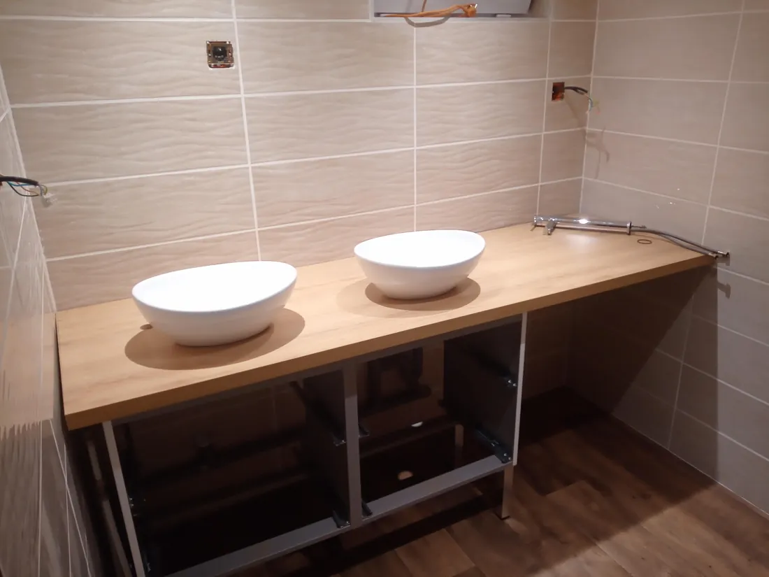 Salle de bain finie à Ormes — vue ensemble faïence et baignoire