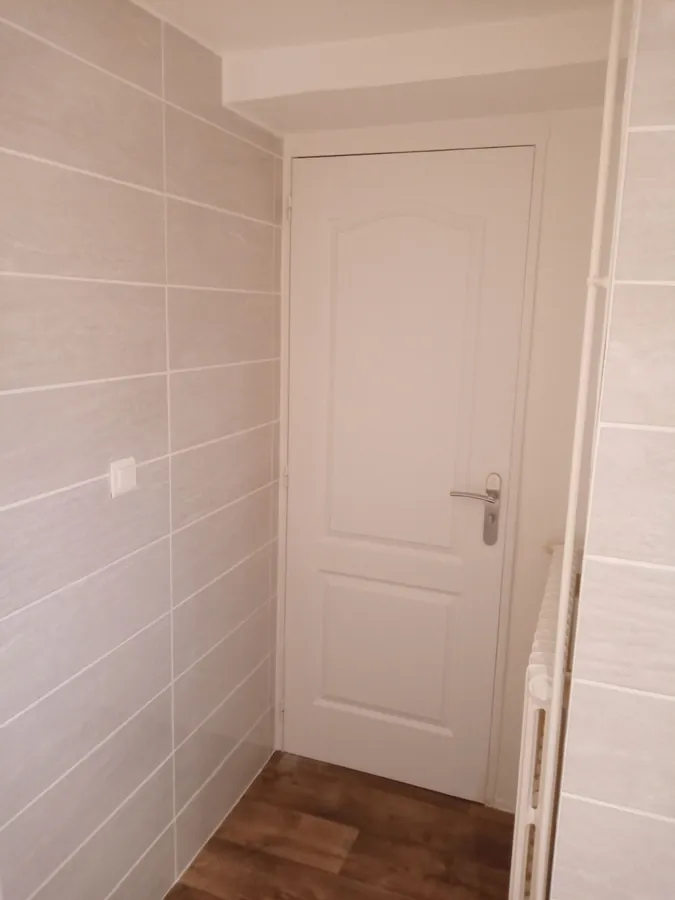 Porte salle de bain après travaux à Ormes — finition blanche soignée
