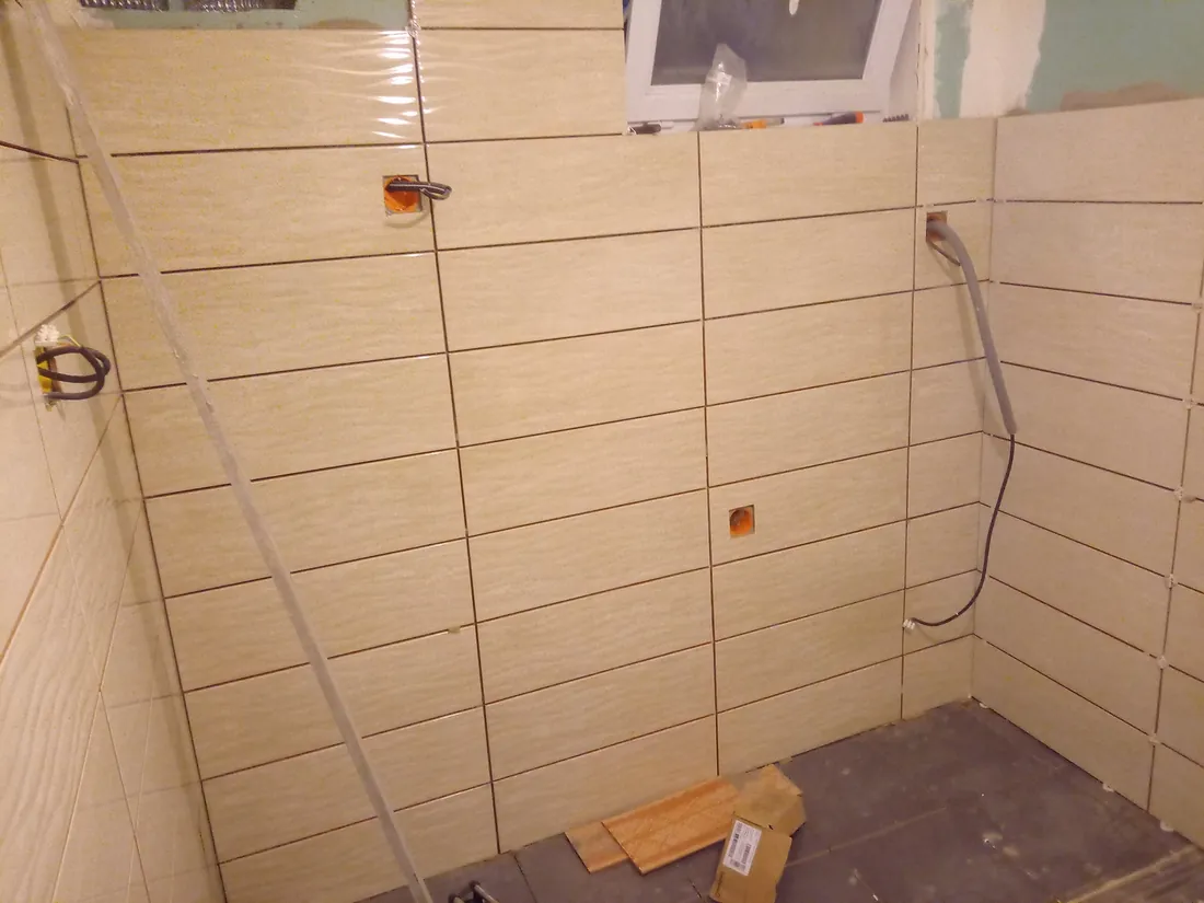 Chantier salle de bain à Ormes — coin SDB pendant la pose de faïence