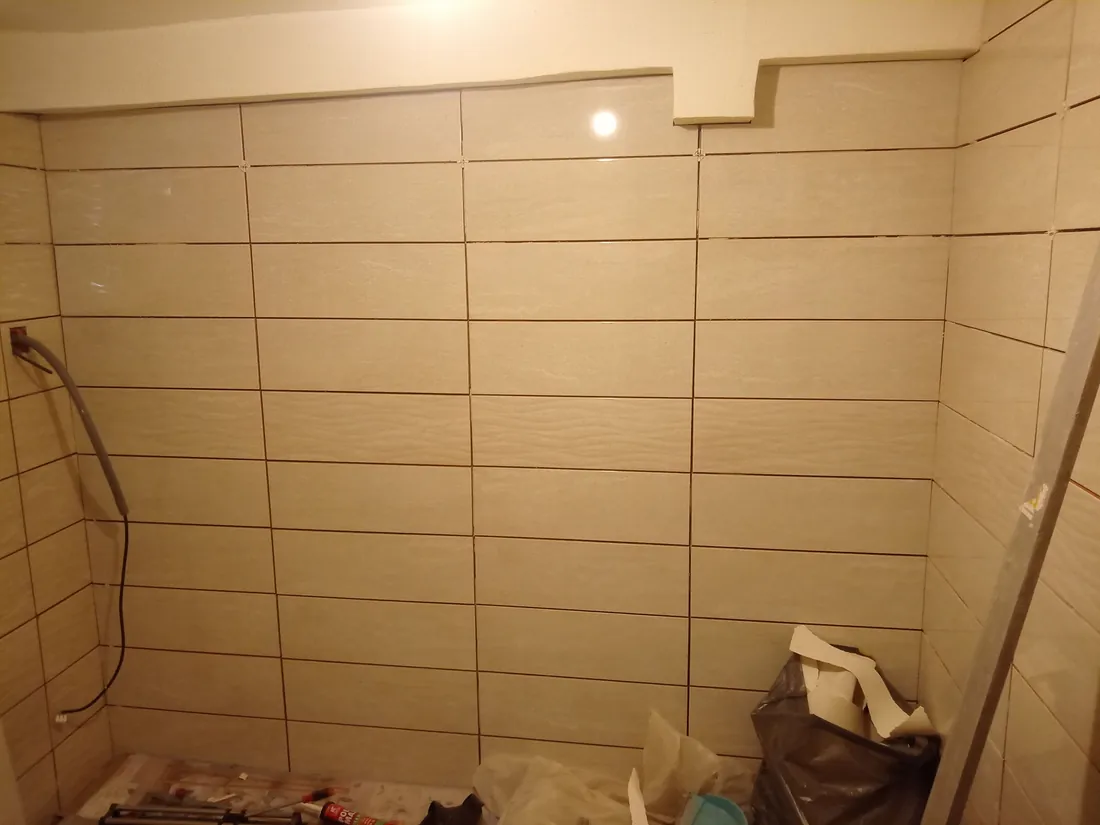 Faïence murale en cours de pose à Ormes — grand format beige